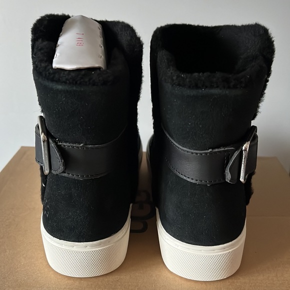 Ugg boots new in box ! Sz 7 black great present for any occasion. - Picture 2 of 7
